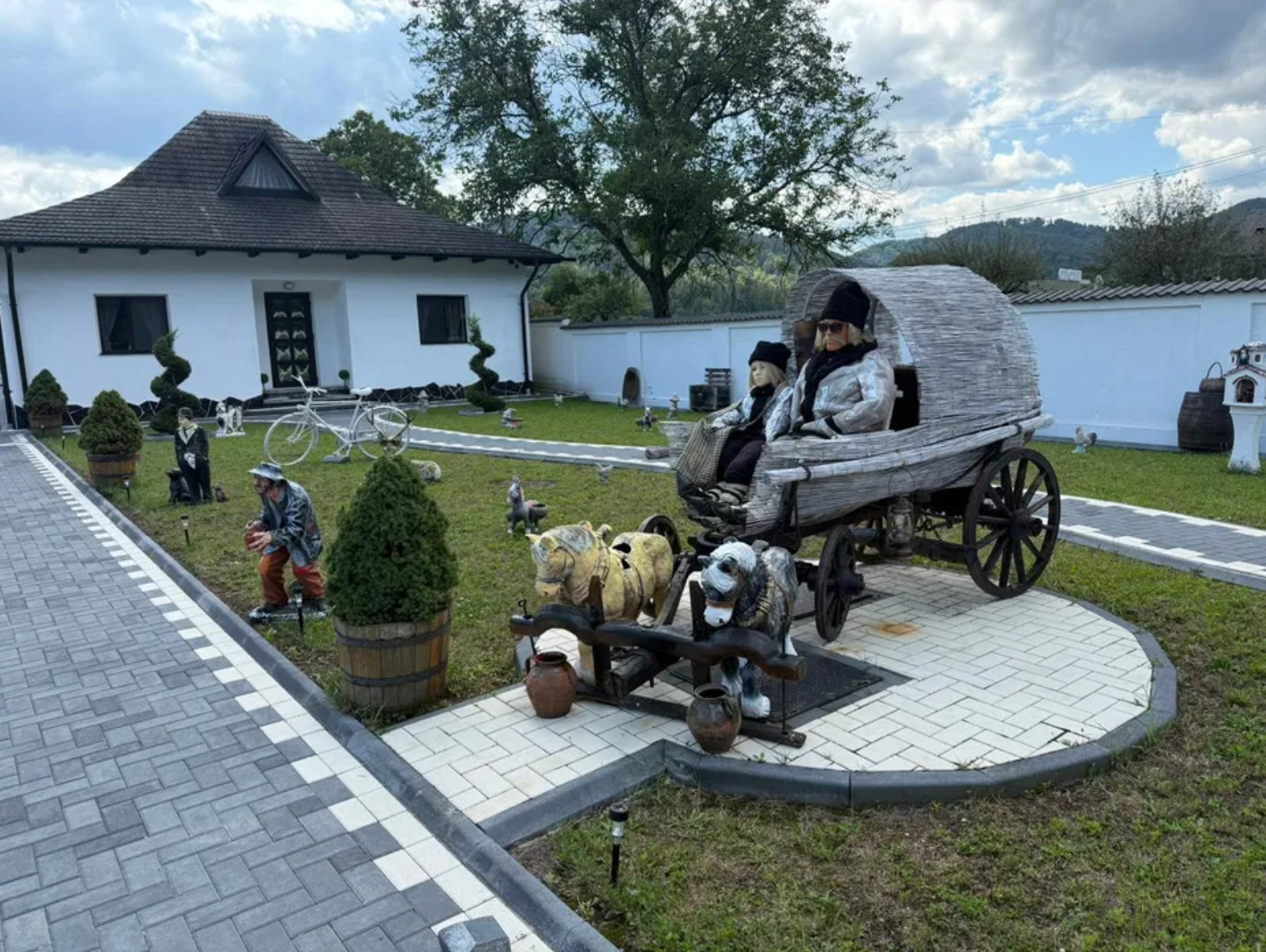 Curtea Cabanei Răzvan Forest cu decorațiuni rustice tradiționale